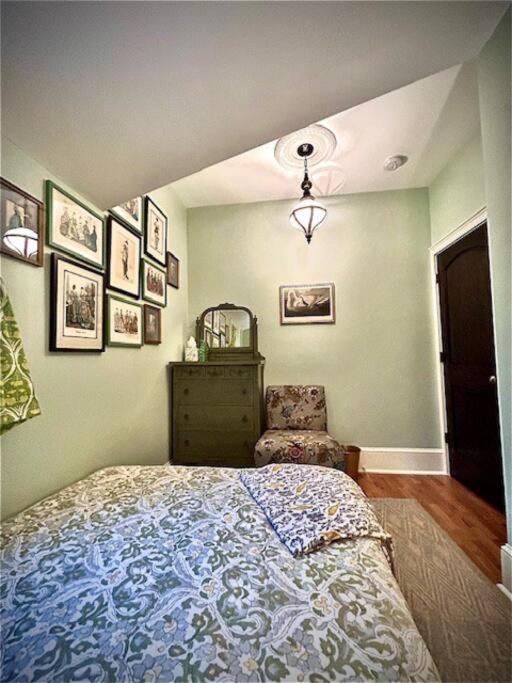Blue Heron Manor - Historic Charm Centrally Located *