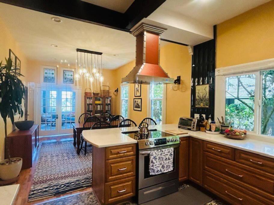 Blue Heron Manor - Historic Charm Centrally Located Apartment *